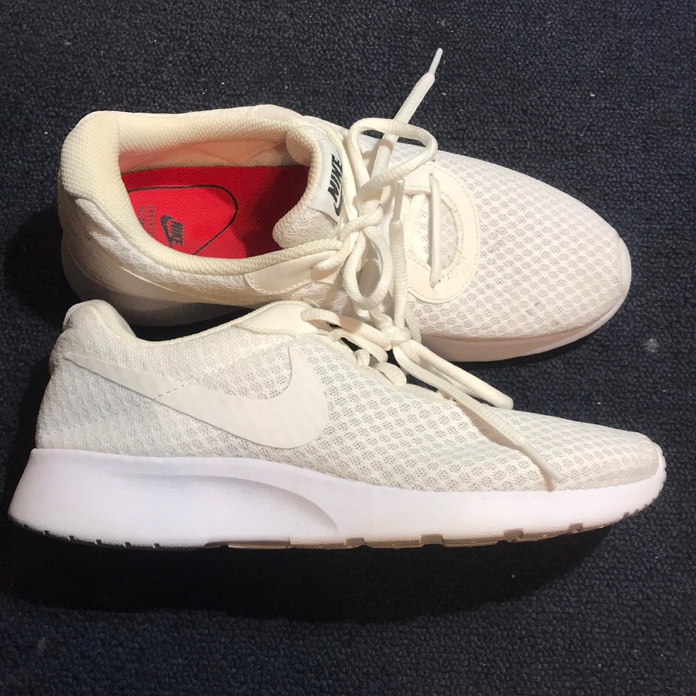 White Nike sneakers size 7
